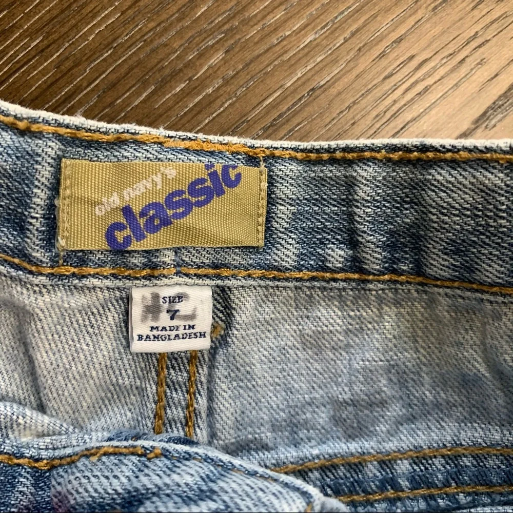 Old Navy light blue distressed denim shorts Size 7